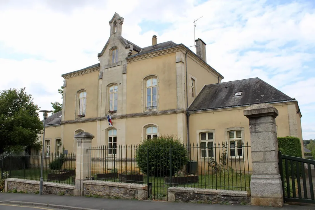 La mairie de Fresnay-sur-Sarthe indique que l'école Georges-Durand est fermée